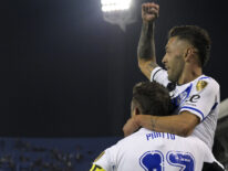 Vélez golea a Estudiantes con doblete de Janson y se clasifica a octavos