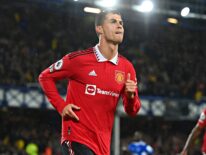 Dos goles con historia levantan al Manchester United