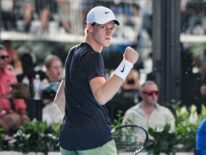 Sebastian Korda saca a Roberto Bautista del torneo de Adelaida