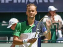 Medvedev triunfa con contundencia en su vuelta al número 1