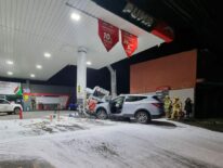 Conductora perdió el control y chocó contra una estación de servicio