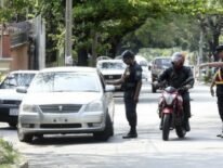 Aplicó la prepotencia como estrategia para zafar de la barrera, y video lo delató