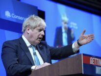 Boris Johnson pide a China condenar la invasión rusa de Ucrania
