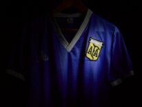 ‘Mano de Dios’: subastan camiseta de Maradona contra Inglaterra de 1986