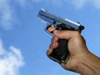 Niña estaba en el patio, ingresó a la casa y allí recibió la bala perdida