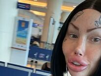 Expulsada del avión por sus pechos de 10 kilos: la denuncia viral de una mujer