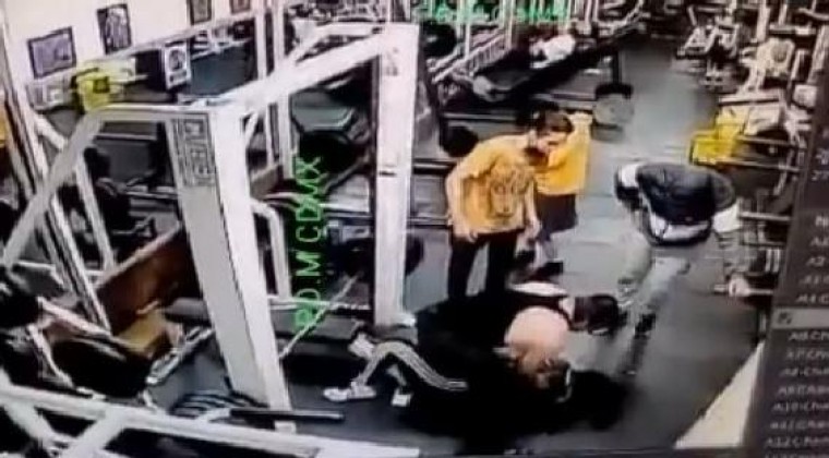 Mujer muere en gimnasio de México tras caerle pesa de 180 kilos