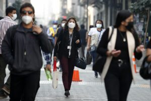 Los peruanos siguen usando mascarillas aunque dejó de ser obligatorio