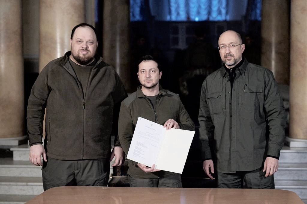Zelenski firma la solicitud para la entrada de Ucrania en la Unión Europea